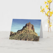 砂漠の石の山頂の景色の写真 カード (黄色い花)