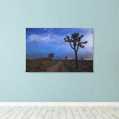 砂漠の道とジョシュアの木々を夜に キャンバスプリント (インサイチュ (ウッドフロア))