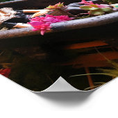 砂漠の錆びた浴槽に入ったピンクの髪の人形 ポスター (角)