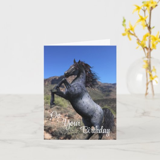 砂漠の風景で育つブルーローアン馬 カード (黄色い花)