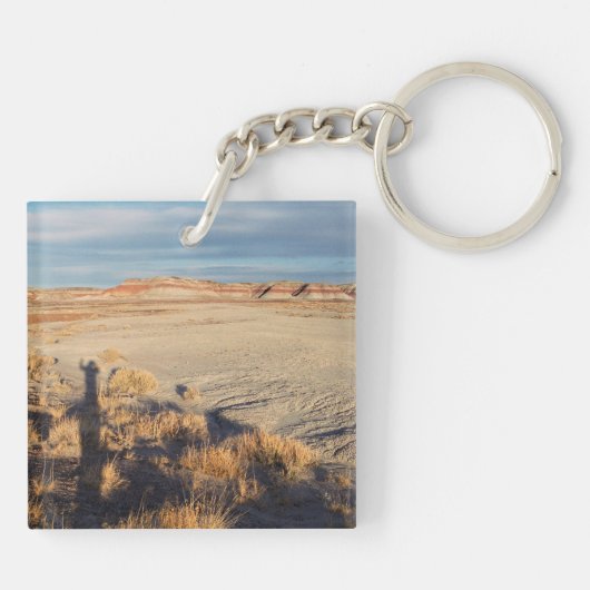 砂漠の風景と手を振る影写真 キーホルダー (裏面)