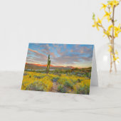 砂漠の風景に沈む夕日 カード (黄色い花)