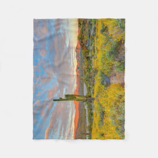 砂漠の風景に沈む夕日 フリースブランケット (正面)