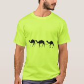 砂漠のtシャツでラクダが歩く tシャツ (正面)