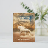 砂漠を横断するホワイトワイルドホース – 収集可能 ポストカード (スタンド正面)