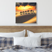 砂漠を横断するラクダ列車 キャンバスプリント (インサイチュ (寝室))