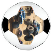 砂漠を走り回るモンスタートラック サッカーボール (回転)