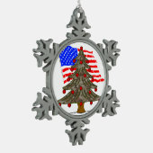 砂漠カモフラージクリスマスツリーとアメリカ国旗 スノーフレークピューターオーナメント (左)