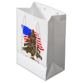 砂漠カモフラージクリスマスツリーとアメリカ国旗 ミディアムペーパーバッグ (正面アングル)