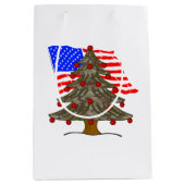 砂漠カモフラージクリスマスツリーとアメリカ国旗 ミディアムペーパーバッグ (正面)