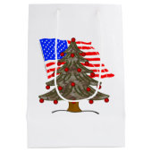 砂漠カモフラージクリスマスツリーとアメリカ国旗 ミディアムペーパーバッグ (裏面)