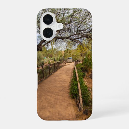 砂漠植物園の長い曲がりくねった歩道 iPhone 16ケース (裏面)