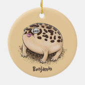 砂漠雨おもしろいカエル漫画イラストレーション セラミックオーナメント (裏面)