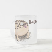 砂漠雨おもしろいカエル漫画イラストレーション フロストグラスマグカップ (正面左)