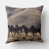 砂漠1の野生のムスタングの馬 クッション (裏面)