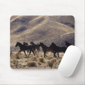 砂漠1の野生のムスタングの馬 マウスパッド (マウス)