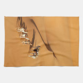 砂漠 |ラクダと一緒に歩く キッチンタオル (横)