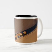 砂漠、敦煌、甘粛省のラクダのキャラバン ツートーンマグカップ (正面右)