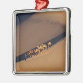 砂漠、敦煌、甘粛省のラクダのキャラバン メタルオーナメント (左)