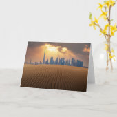 砂漠 |砂丘からのドバイのスカイラインビュー カード (黄色い花)