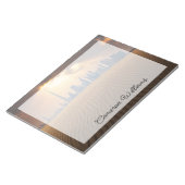 砂漠 |砂丘からのドバイのスカイラインビュー ノートパッド (アングル)