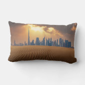 砂漠 |砂丘からのドバイのスカイラインビュー ランバークッション (裏面)