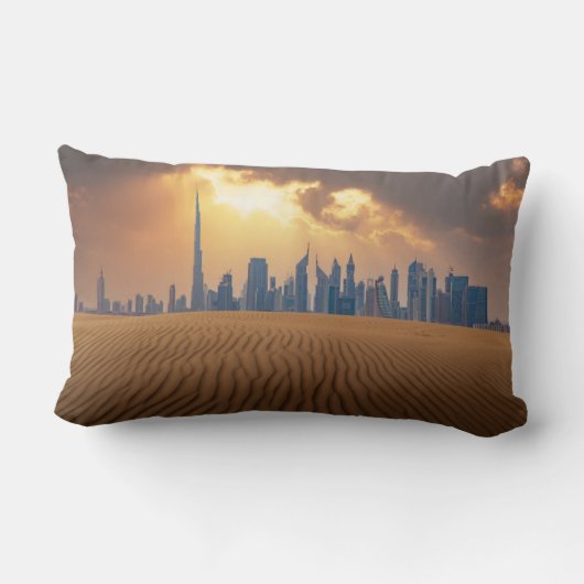 砂漠 |砂丘からのドバイのスカイラインビュー ランバークッション (裏面)