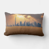 砂漠 |砂丘からのドバイのスカイラインビュー ランバークッション (正面)