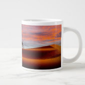 砂漠 |砂丘の人とラクダ ジャンボコーヒーマグカップ (右)