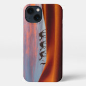 砂漠 |砂丘の人とラクダ iPhoneケース (裏面)