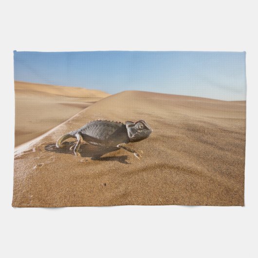 砂漠 |砂漠の中のカメレオン キッチンタオル (横)