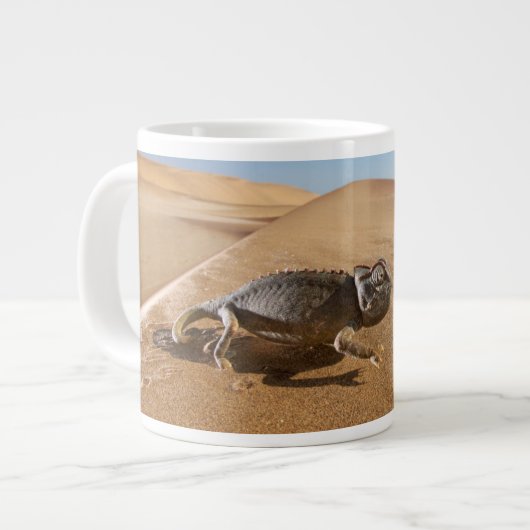 砂漠 |砂漠の中のカメレオン ジャンボコーヒーマグカップ (正面左)
