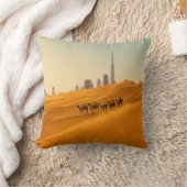 砂漠 | Dubai's Skyline View with Camels クッション (ブランケット)
