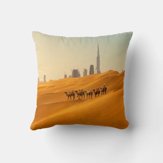 砂漠 | Dubai's Skyline View with Camels クッション (裏面)