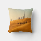砂漠 | Dubai's Skyline View with Camels クッション (正面)