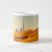 砂漠 | Dubai's Skyline View with Camels ジャンボコーヒーマグカップ (正面)