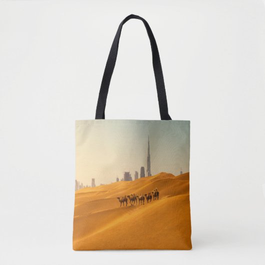 砂漠 | Dubai's Skyline View with Camels トートバッグ (正面)