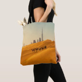 砂漠 | Dubai's Skyline View with Camels トートバッグ (クローズアップ)