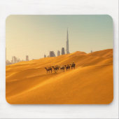 砂漠 | Dubai's Skyline View with Camels マウスパッド (正面)