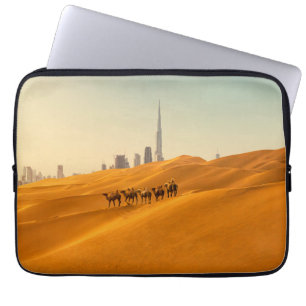 砂漠 Dubai's Skyline View with Camels ラップトップスリーブ