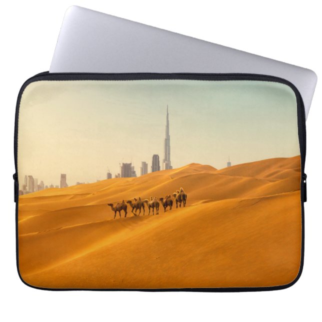 砂漠 | Dubai's Skyline View with Camels ラップトップスリーブ (正面)