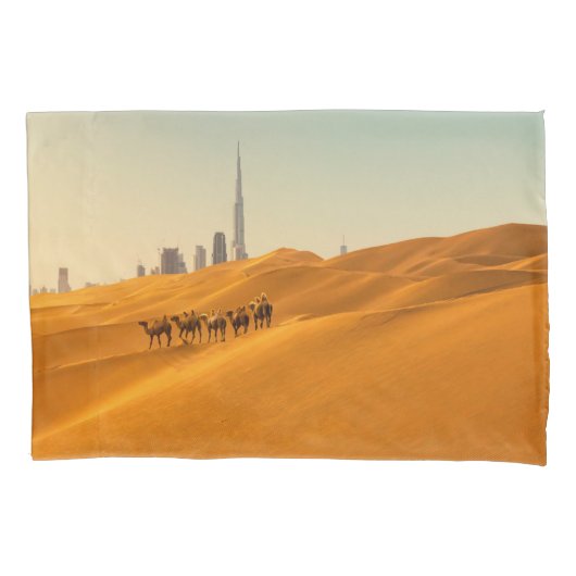 砂漠 | Dubai's Skyline View with Camels 枕カバー (正面)