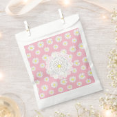 砂糖とスパイスベビーシャワーデイジーテーマのお気に入りバッグ フェイバーバッグ (クリップ留めされた状態)