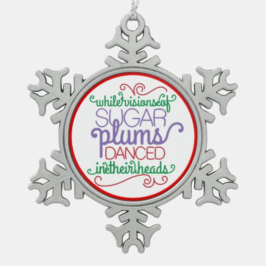 砂糖のプラムによってはクリスマスの単語の芸術のオーナメントが夢を見ます スノーフレークピューターオーナメント (正面)
