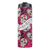 砂糖スカルと渦巻きバラ赤ID725 タンブラー (正面)