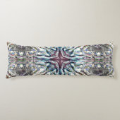 砂色の銀色の華やかな質感万華鏡のように千変万化するパターン ボディピロー (正面)