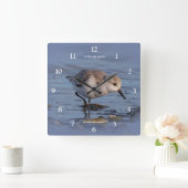 砂降り海岸の鳥が冬のビーチ スクエア壁時計 (ホーム)