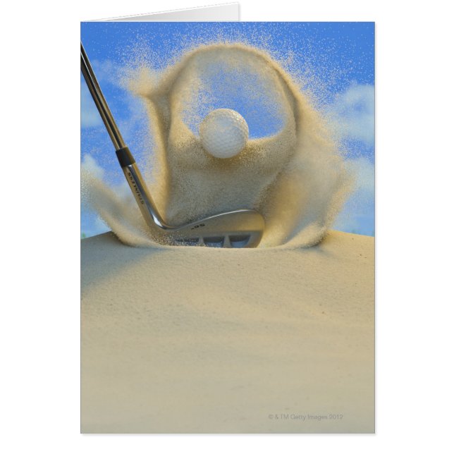 砂2からゴルフボールを打ち出すサンドウェッジ (正面)