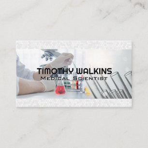 研究室で実験する科学者 名刺