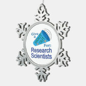 研究科学者のために大声で叫ぶ スノーフレークピューターオーナメント (右)